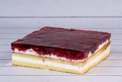 Ciasto z blachy domowej z truskawkami i galaretką