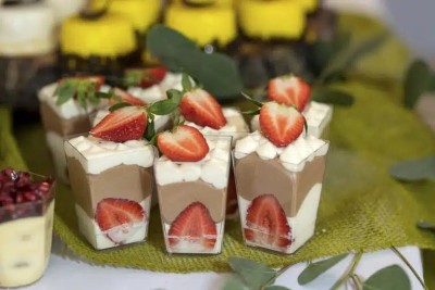 Mus z białej i deserowej czekolady z truskawką