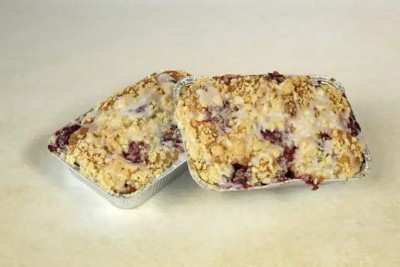 Drożdżówka w foremce z truskawkami