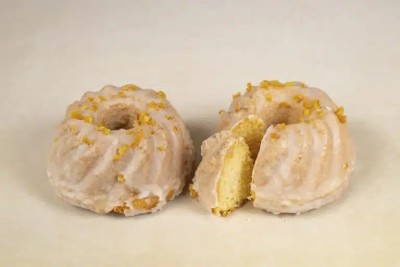 Babka o smaku cytrynowym z pomadą okragła