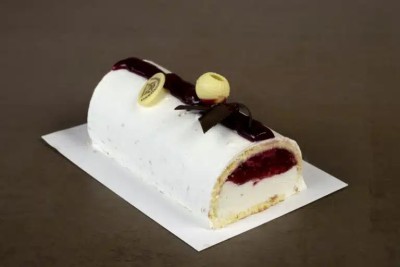 Rolada o smaku jogurtowym z truskawkami