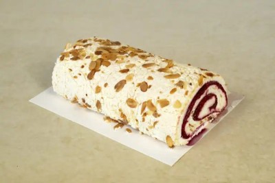 Rolada bezowa z musem malinowym